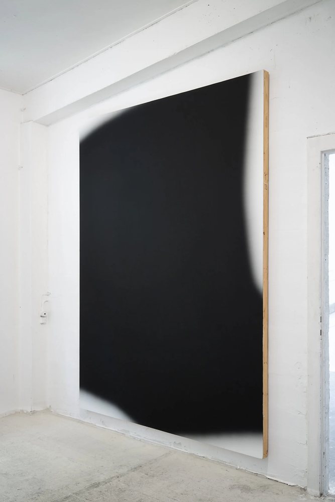 Eliot Möwes, Ausstellungsansicht JUNO, 2025, Archives Sensibles, Lausanne, courtesy des Künstlers und Kissed Then Burned (Genf). Foto: Tamarine Schreiber / Archives Sensibles.