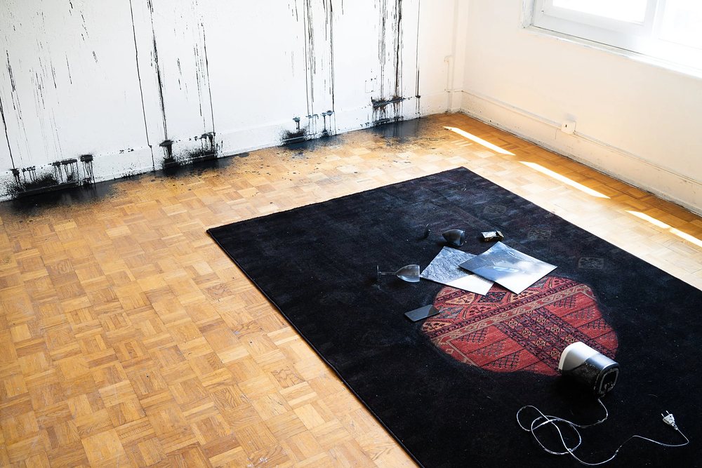 Latifa Echakhch, Ausstellungsansicht JUNO, 2025, Archives Sensibles, Lausanne, courtesy der Künstlerin und Dvir Gallery (Tel Aviv / Paris / Brüssel). Foto: Tamarine Schreiber / Archives Sensibles.